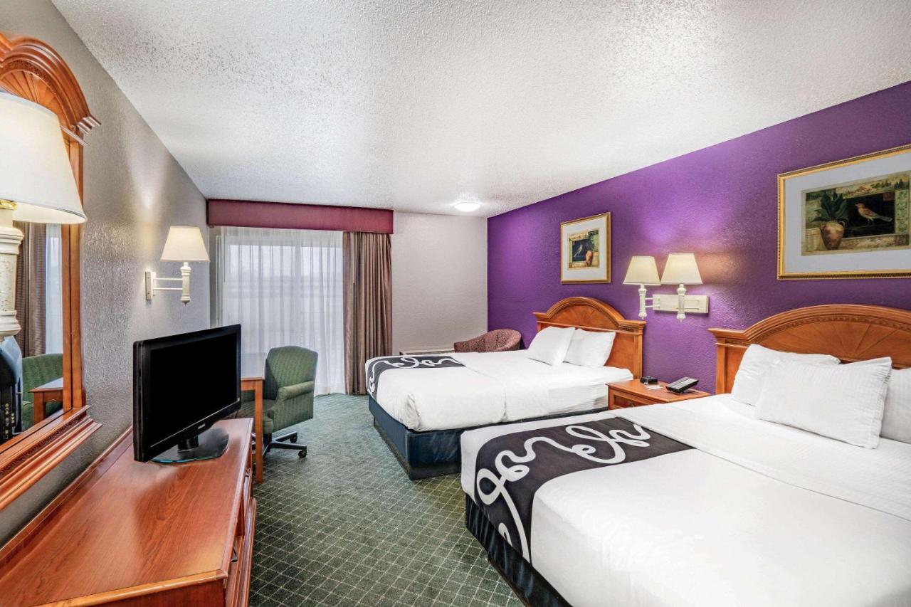 Queen Room with Bath Tub and Free WiFi - Mobility/Hearing Impaired Accessible