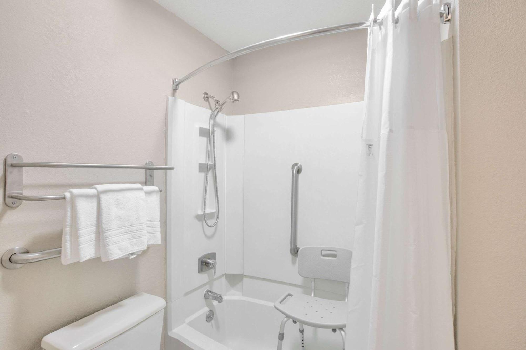 Queen Room - Disability Access/Non-Smoking
