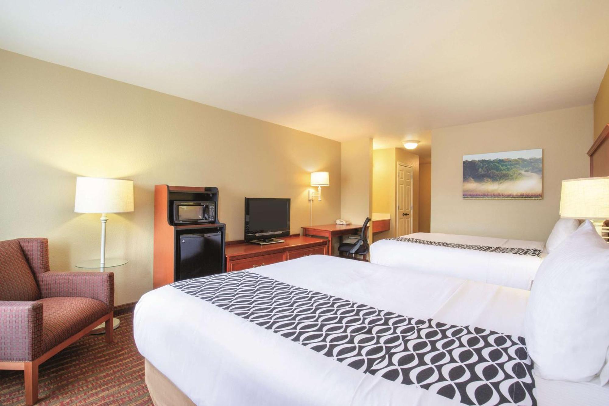 Queen Room Two Queen Beds Bath Tub Grab Bars Mobility Accessible or Non-Smoking,1281464899:JPEG