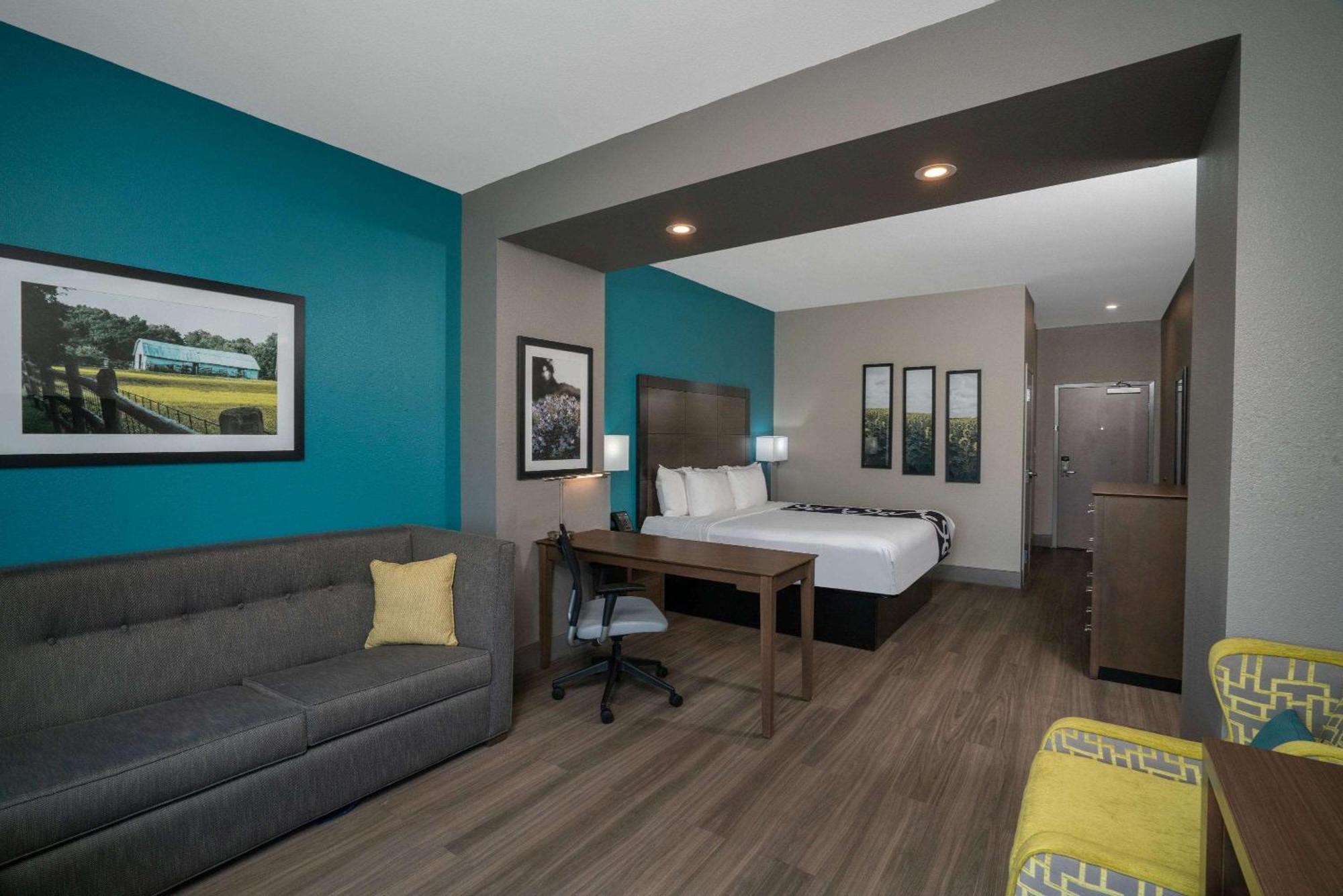 Deluxe King Room Mobility Access or Non-Smoking