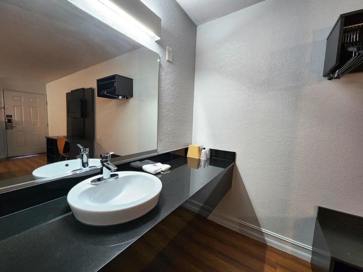 King Room with Roll-in Shower - Disability Access - smoking