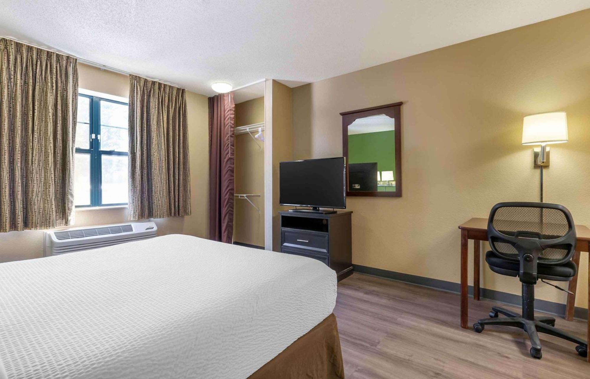 Queen studio with 1 Queen Bed - Disability Access/Non-Smoking