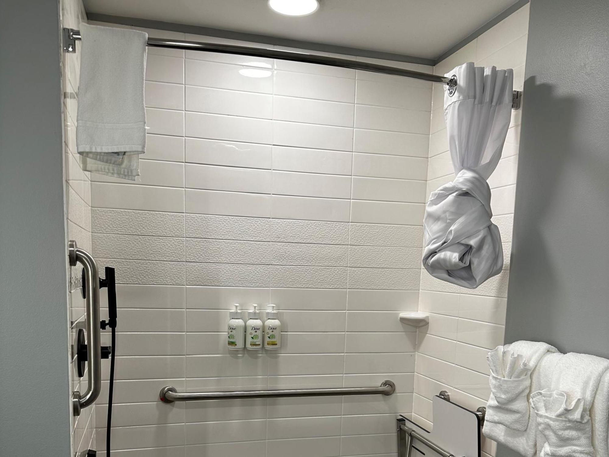 King Suite - Mobility/Hearing Accessible with Bath Tub - Non-Smoking