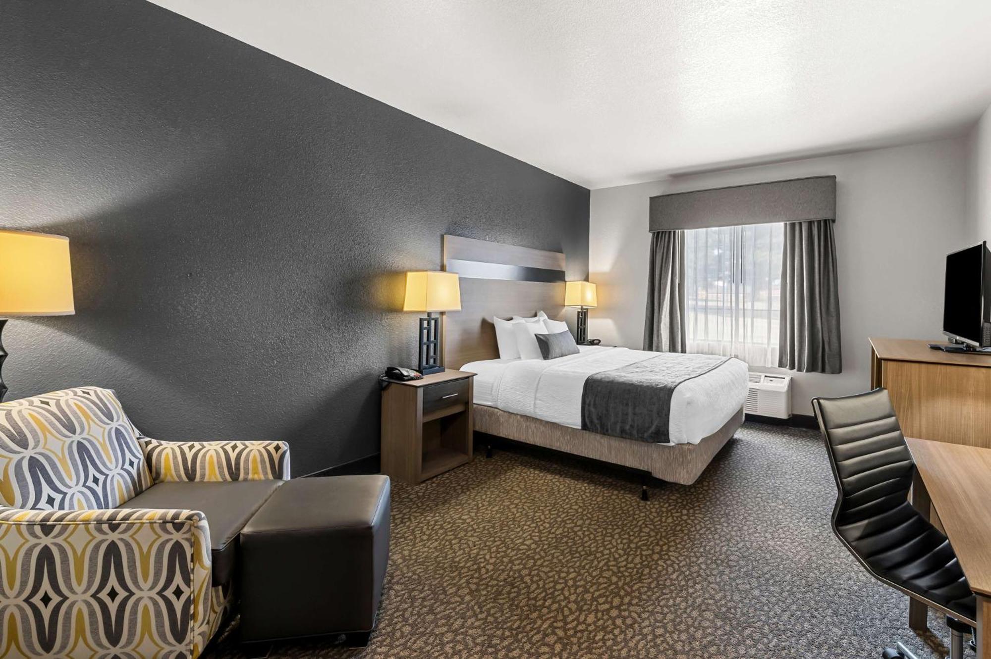 King Room with Bath Tub - Mobility Accessible/Non-Smoking