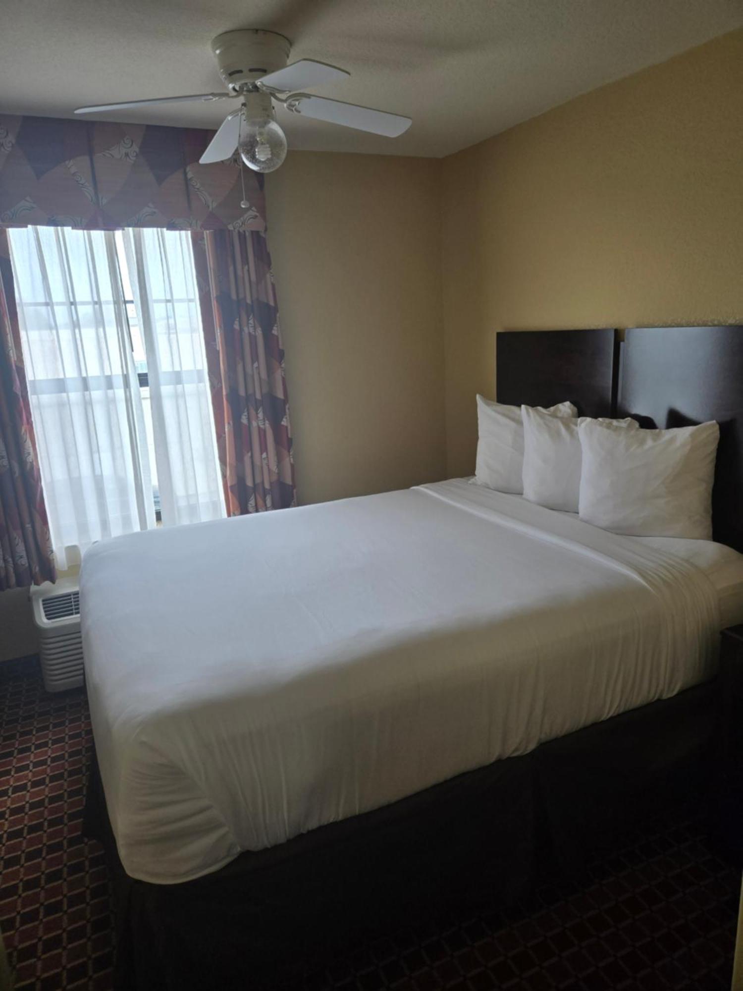 Efficiency Queen Suite - Accessible/Non-Smoking