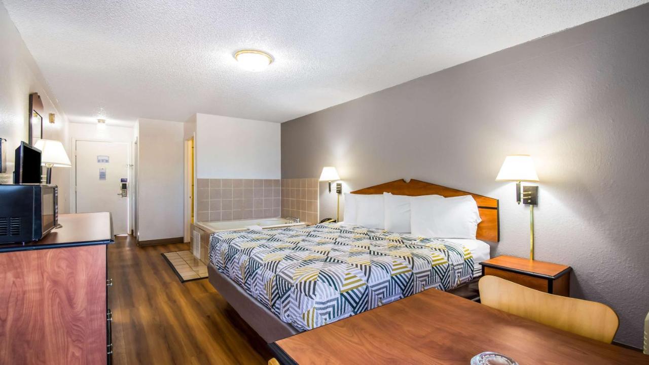Deluxe King Room - Non-Smoking