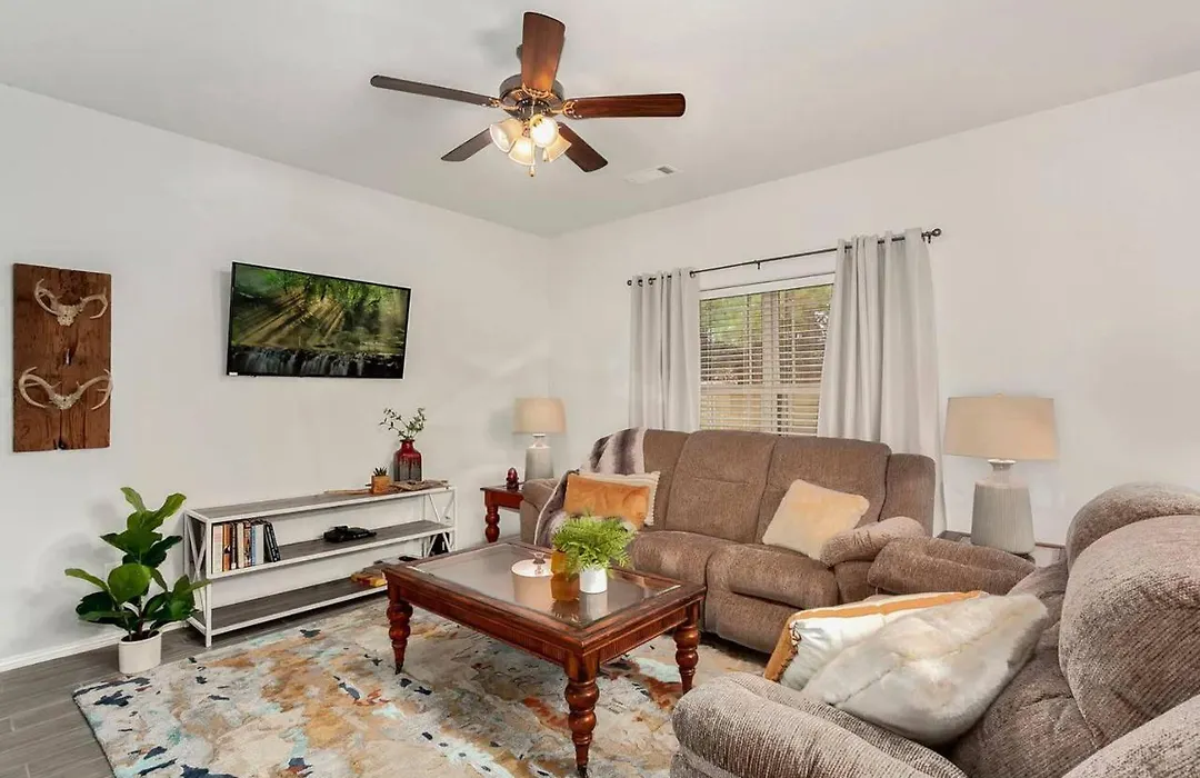 The Sicily House - 3 King Suites - Quiet Fayetteville Retreat-1