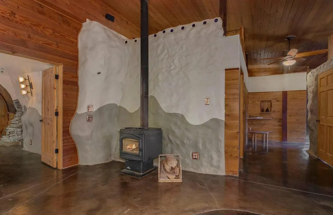 The Hobbit House - New Hot Tub! - Unique Arkansas Earth Ship!-1