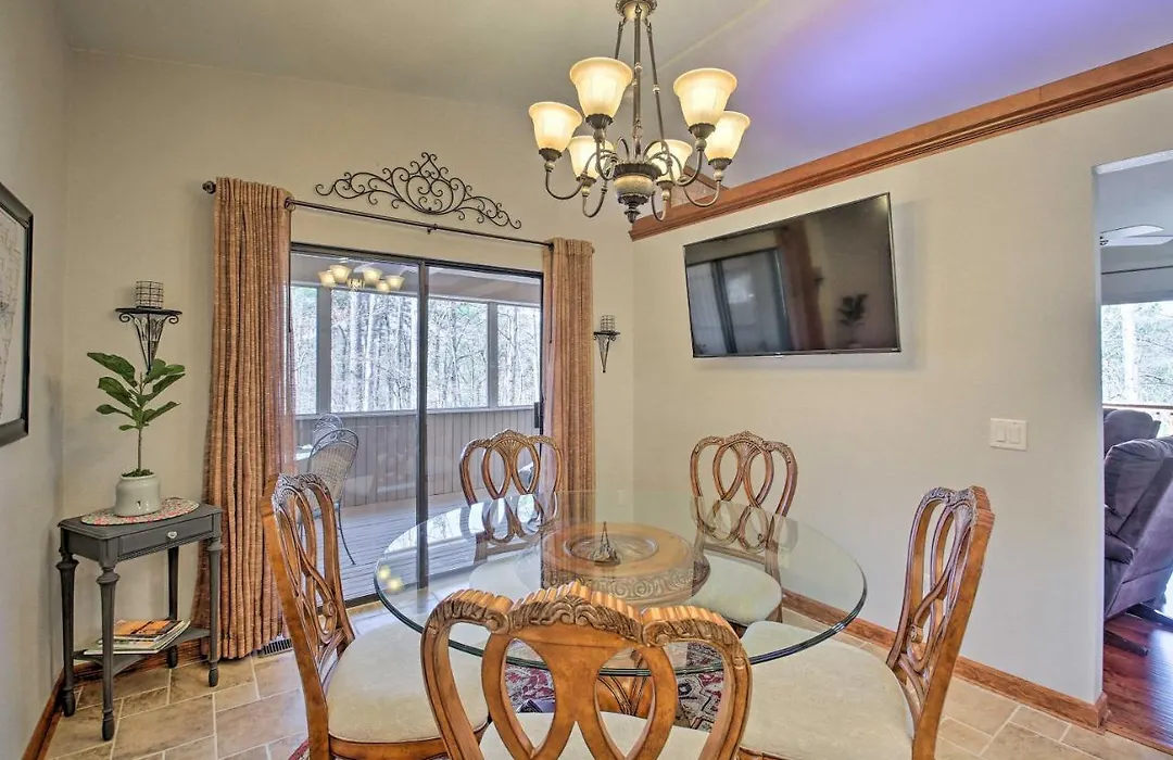 < 1 Mi To Lake: Hot Springs Village Escape W/ Deck-1