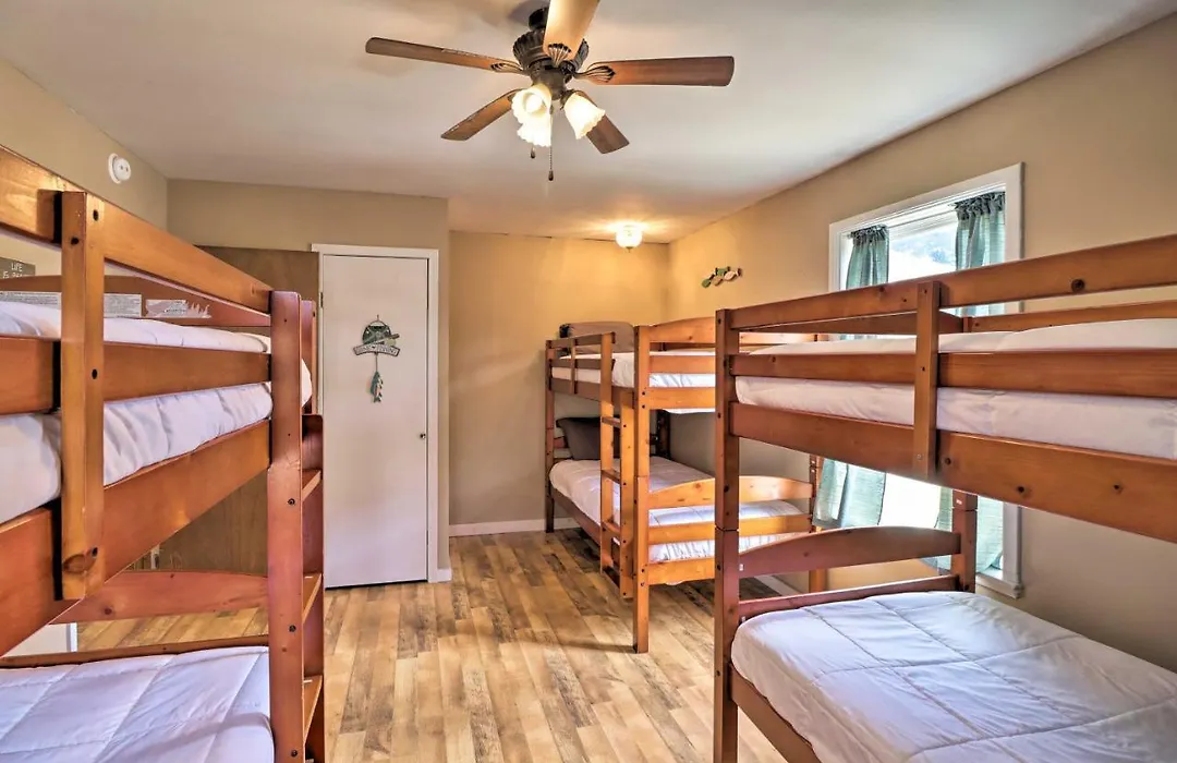 Quaint Greers Ferry Home With Screened Porch!-1