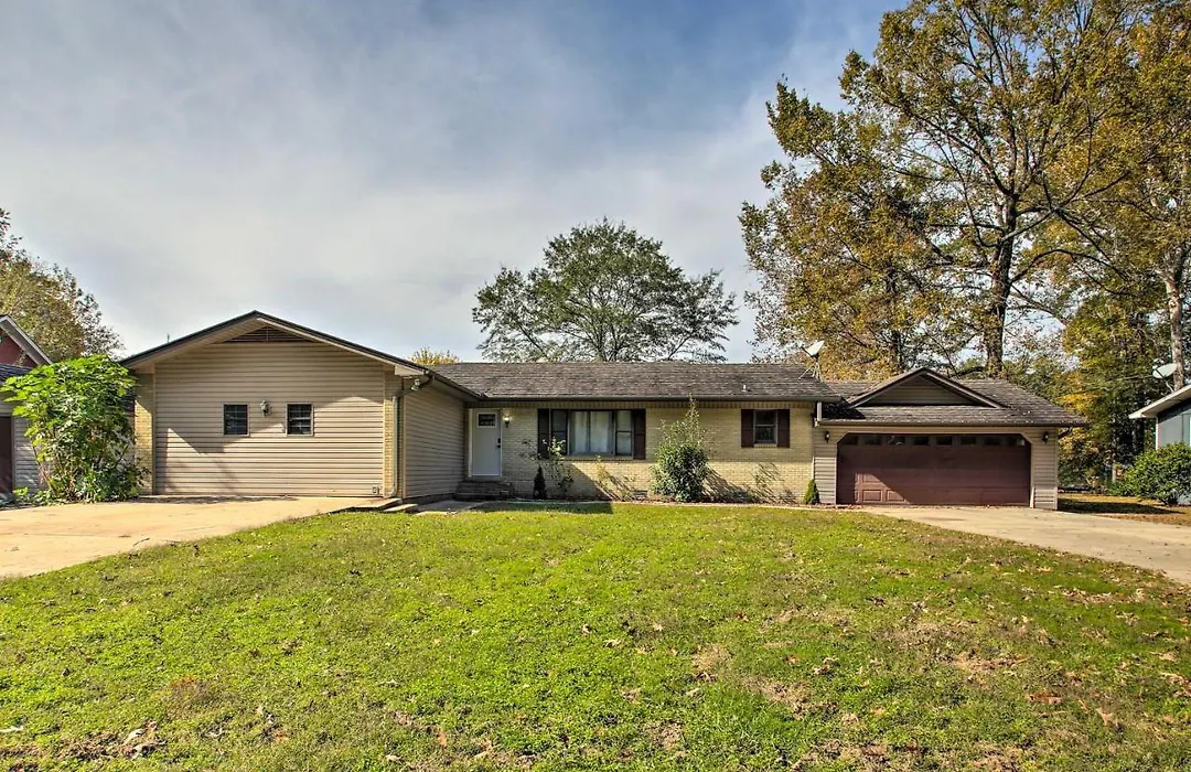 Lakefront Home With Deck, Fire Pit And Grills!-1