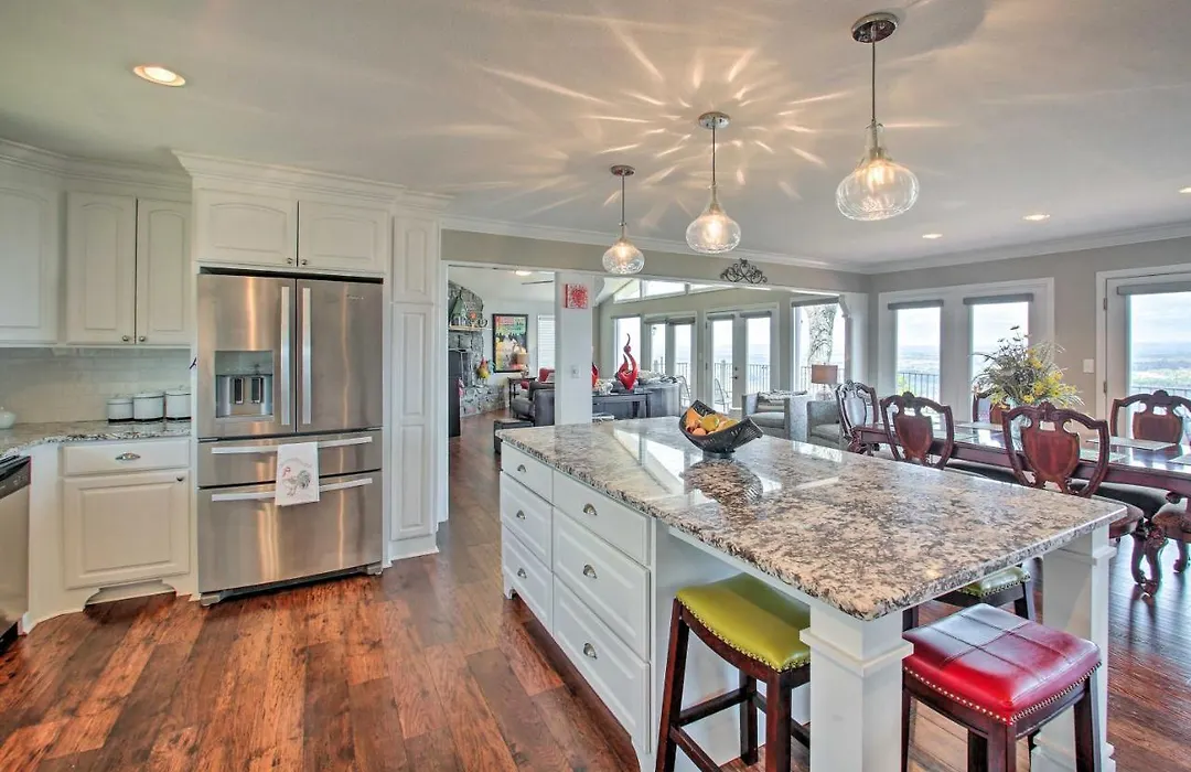 Luxe Home With Deck Mins To Lake And Natl Park!-1