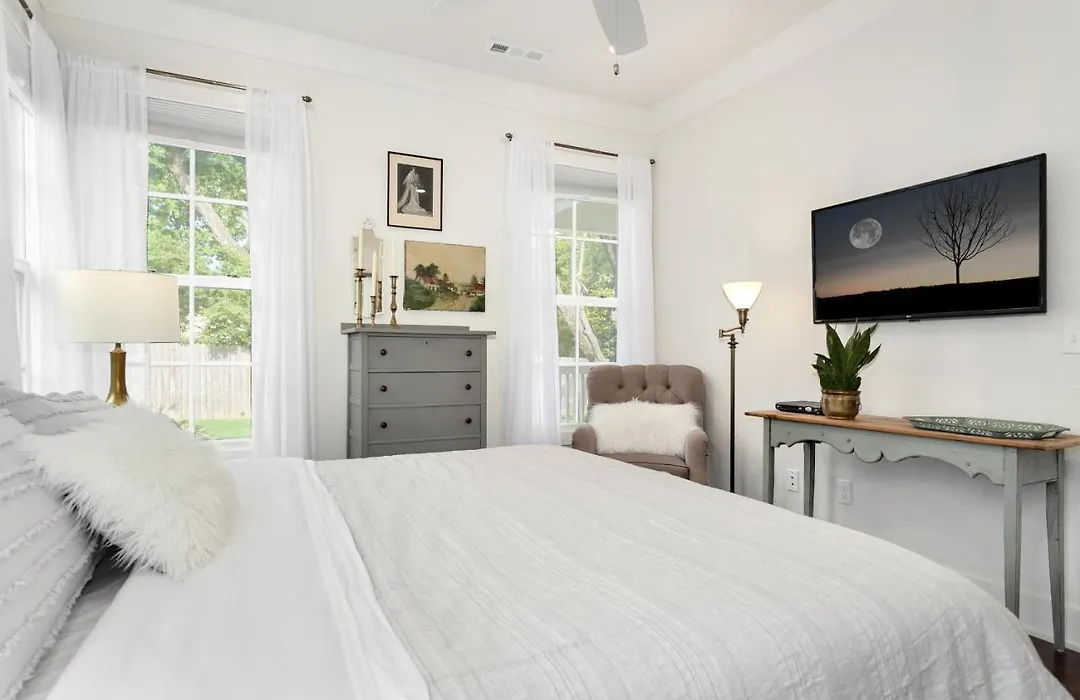 The Sofay Farmhouse - 1 Mile From U Of A - Luxury Amenities-1