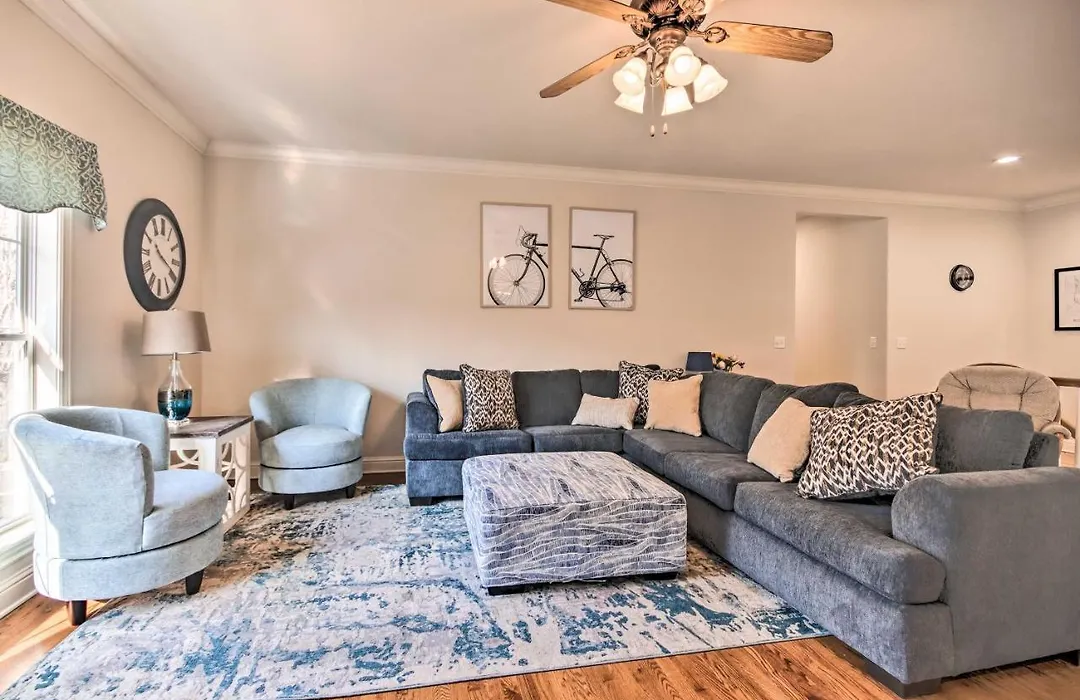 Spacious Rogers Home With Yard Family Friendly-1