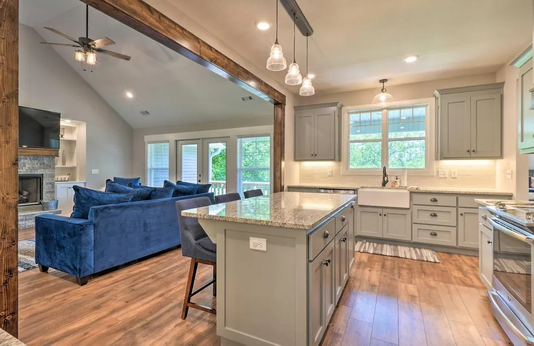 Pet-Friendly Bella Vista Home With Deck And Yard!-1