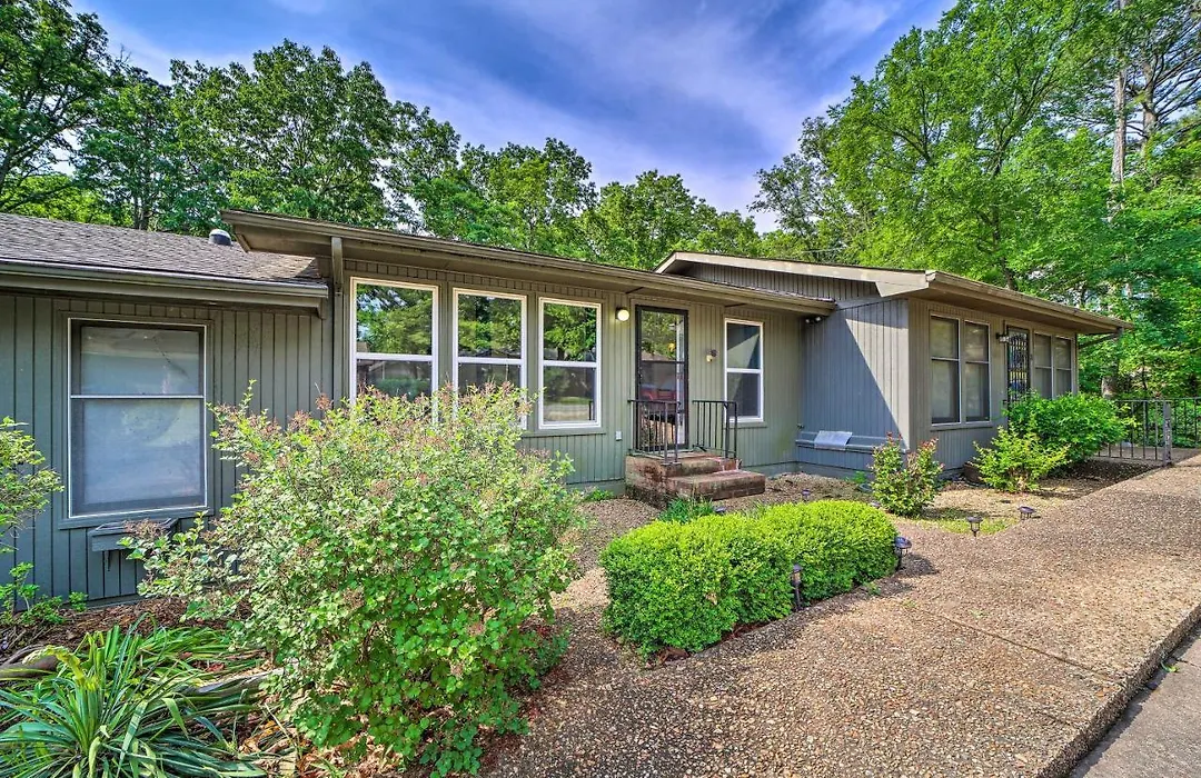 Stunning Bella Vista Retreat With Lake Access!-1