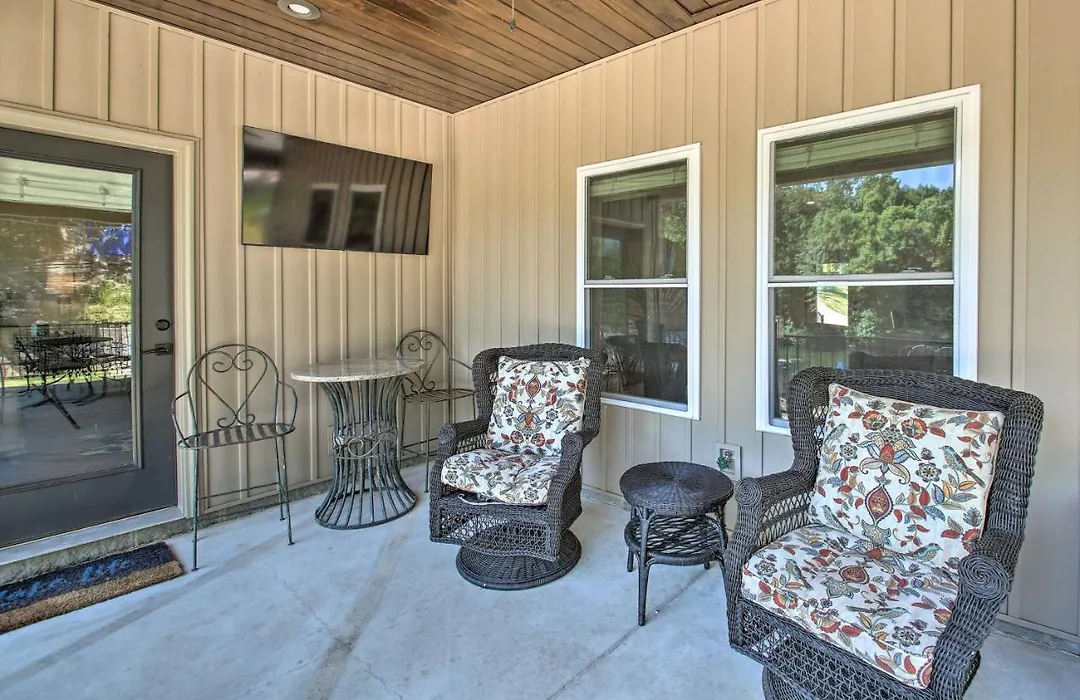 Lakefront Hot Springs Retreat With Deck And Grill-1