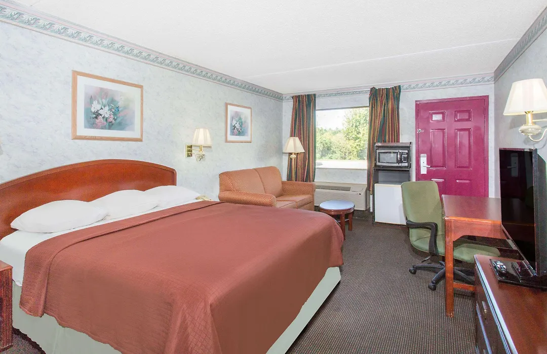 Days Inn & Suites By Wyndham Bentonville-1