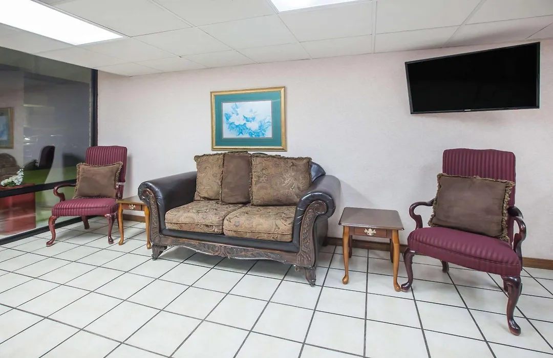 Super 8 By Wyndham Clinton-1