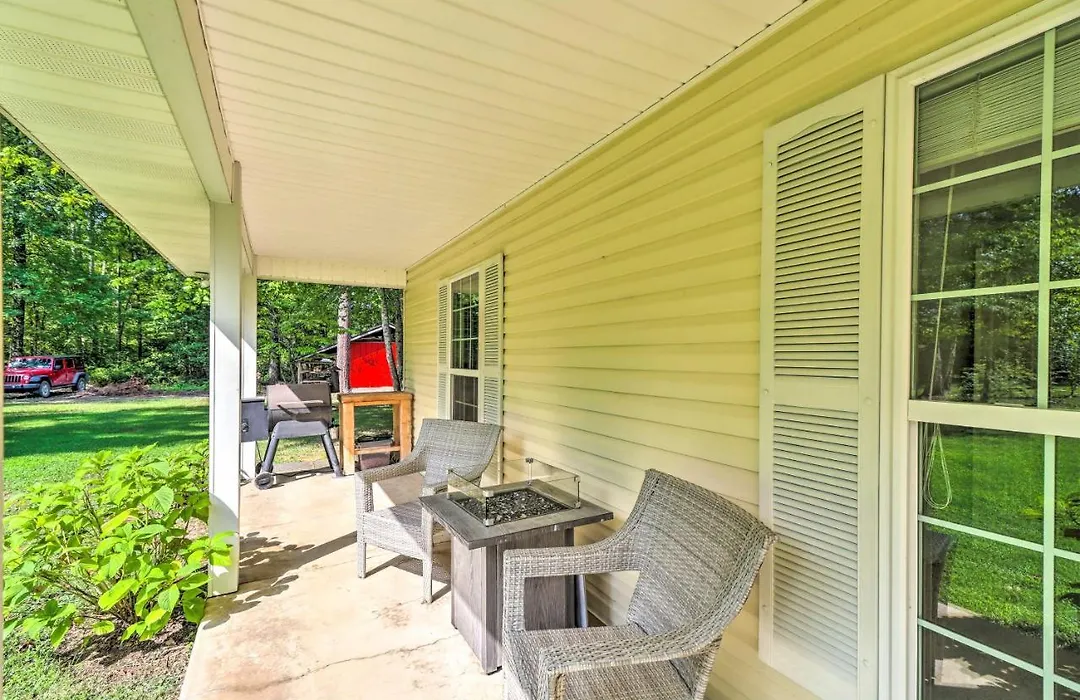 Higden Home With Furnished Porch, Spacious Yard-1