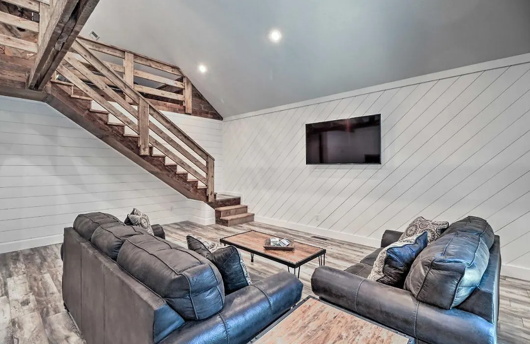 All-Encompassing Lakehouse W/ Modern Accents!-1
