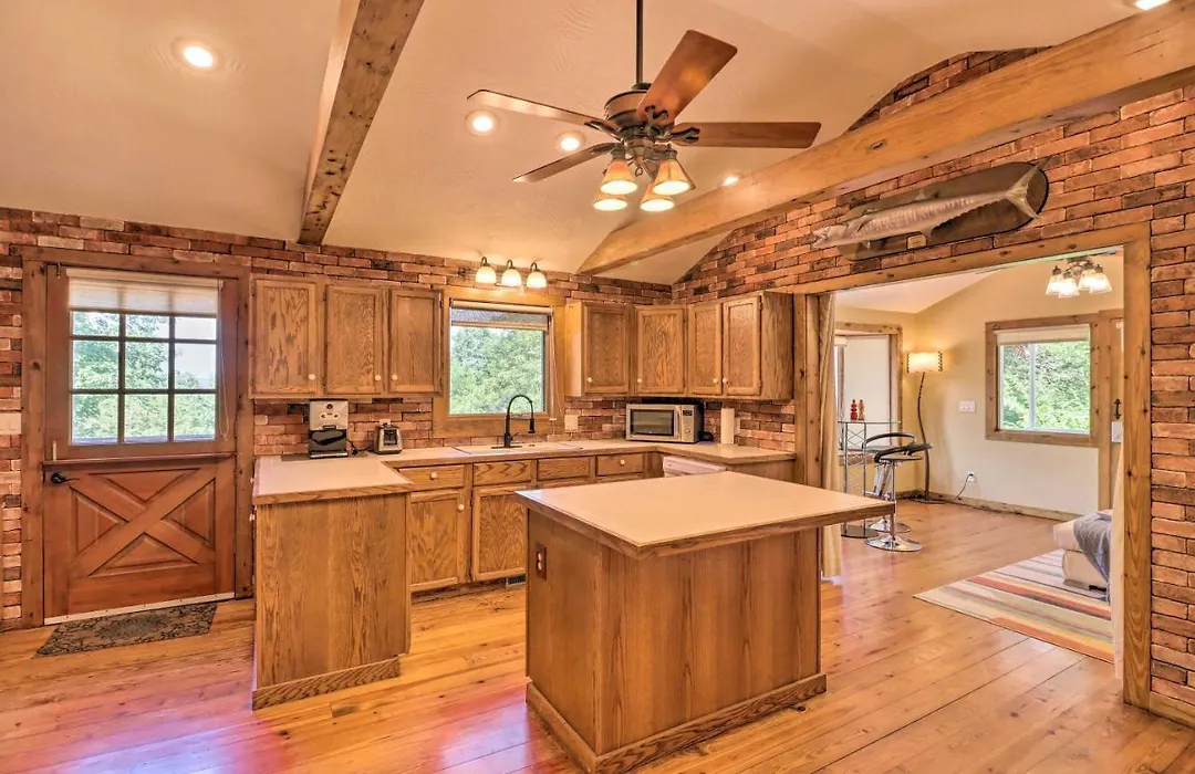 Norfolk Lake Getaway: The Kingfisher W/ Deck-1