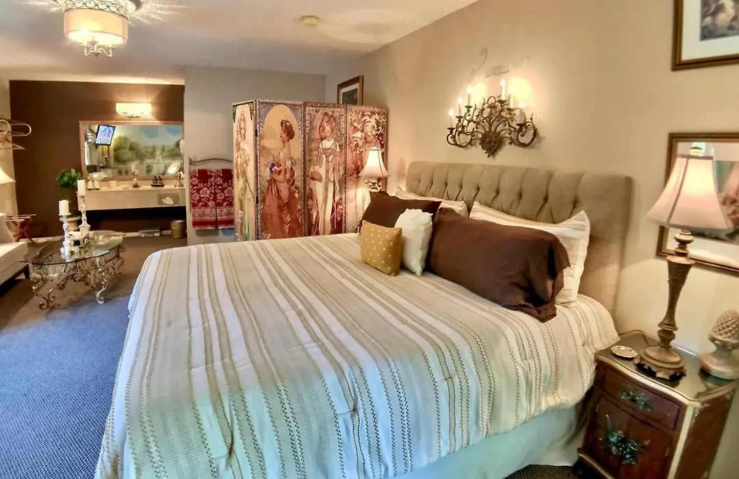 Tradewinds Lodging - French Renaissance Suite 206-1