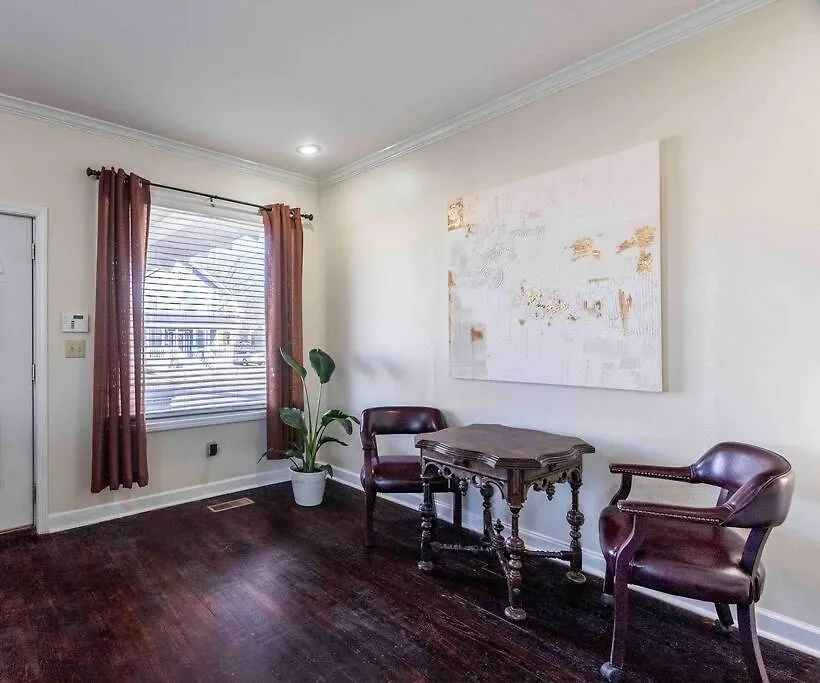 3 Bedroom Spacious And Stylish Home Near Downtown-1