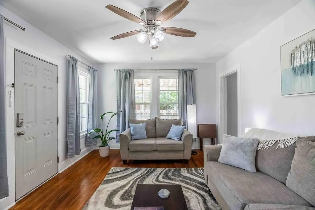 3 Bedroom Hillcrest Home With Fully Fenced Backyard-1