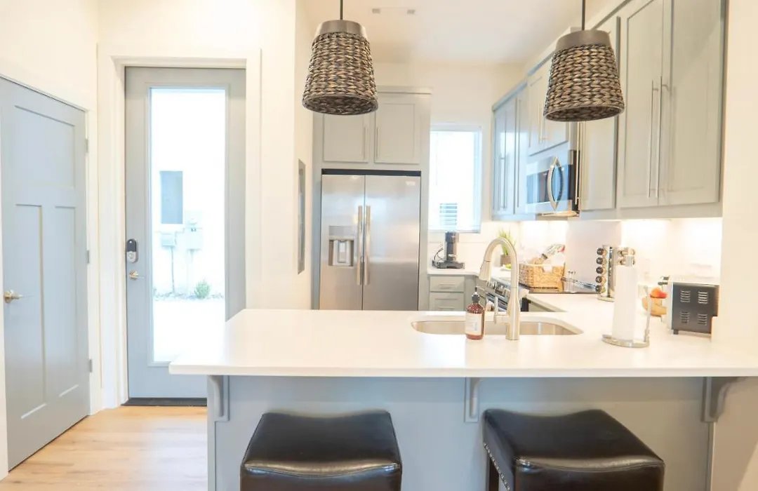 Contemporary Dwtn Townhome *Free Parking*-1