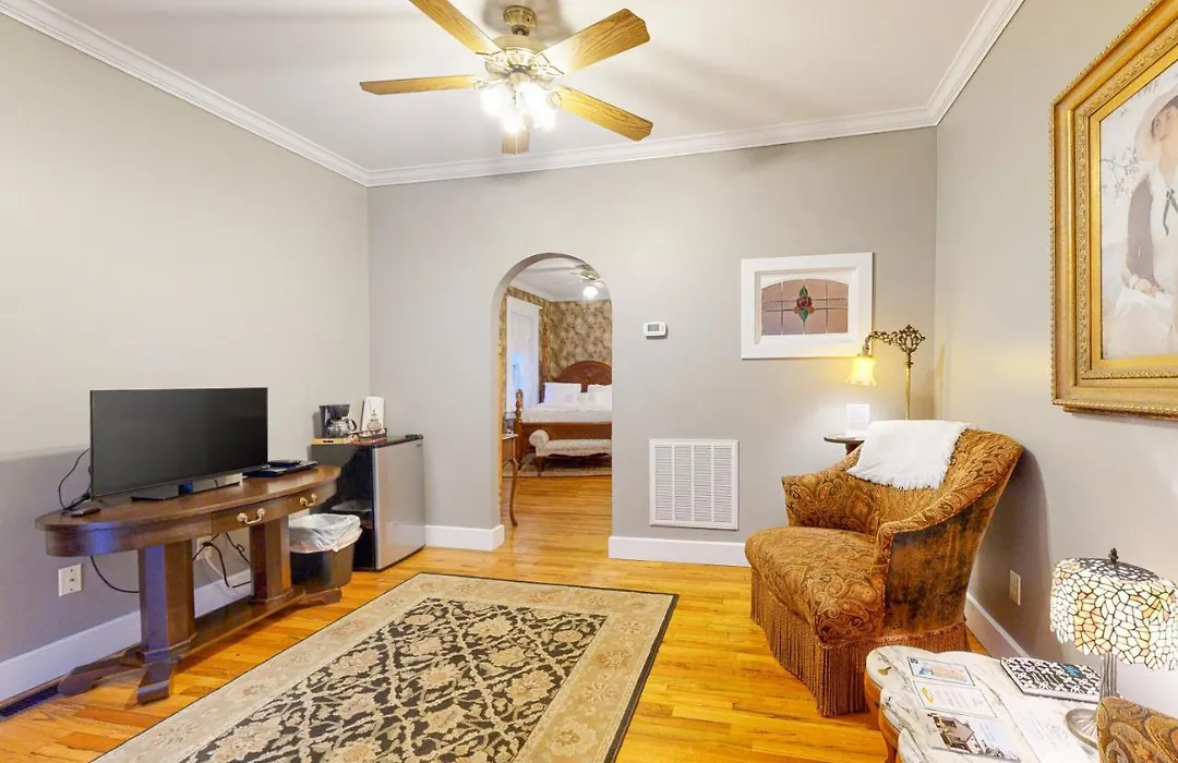 Brownstone Inn - Spring Suite-1