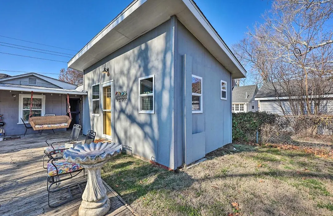 1 Mi To Dtwn Rogers: Convenient Getaway W/ Patio-1