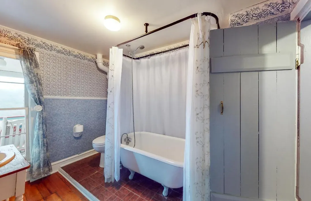 Piedmont House - Room With A View Suite-1