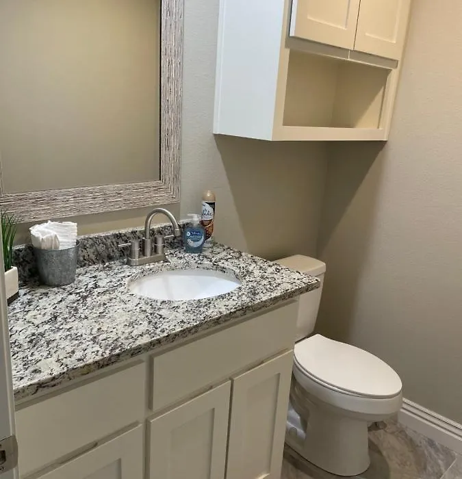Beautiful Home Fully Equipped, Sleeps 8!-1