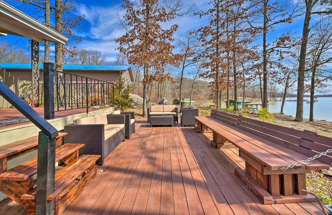 Lakefront Vacation Rental With Deck And 2 Docks!-1