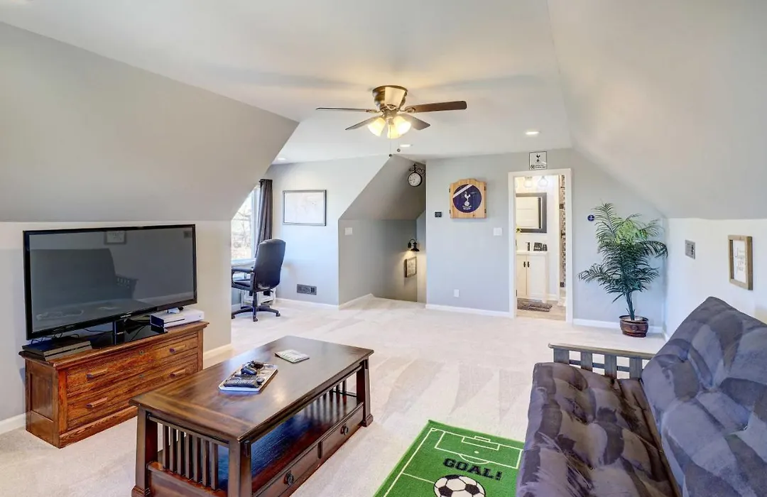 Spacious Farmhouse Near Hikes And Waterfalls-1