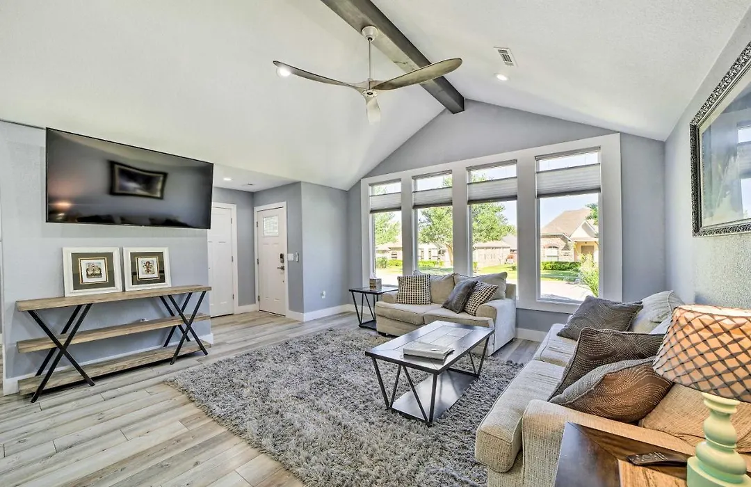 Upscale Bentonville Townhome With Brand New Hot Tub!-1
