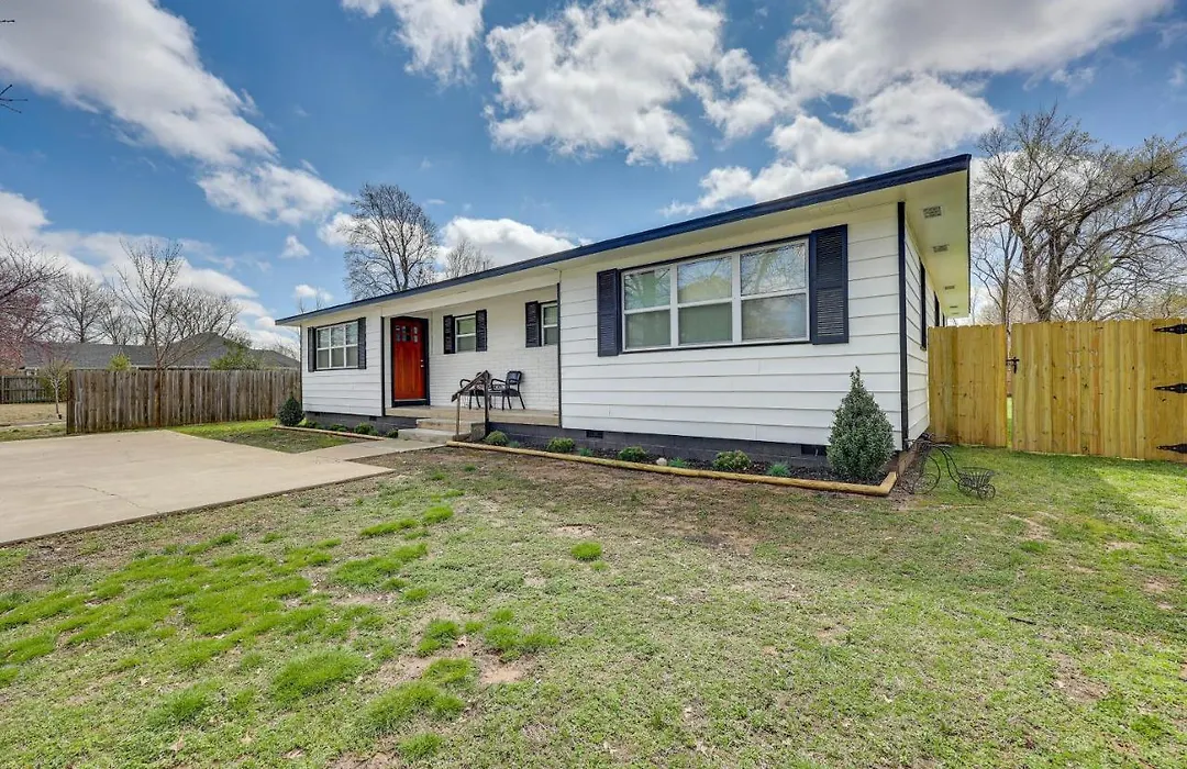 Home Grassy Yard, Walk To Bentonville Square-1