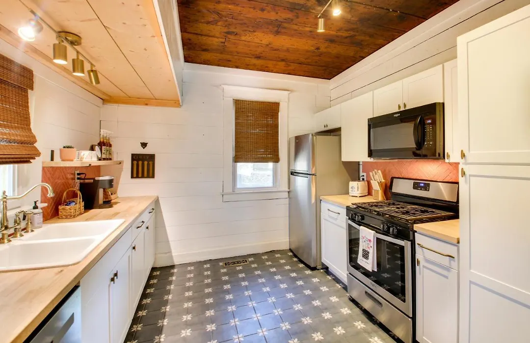 Cozy Hot Springs Vacation Rental Near Downtown!-1