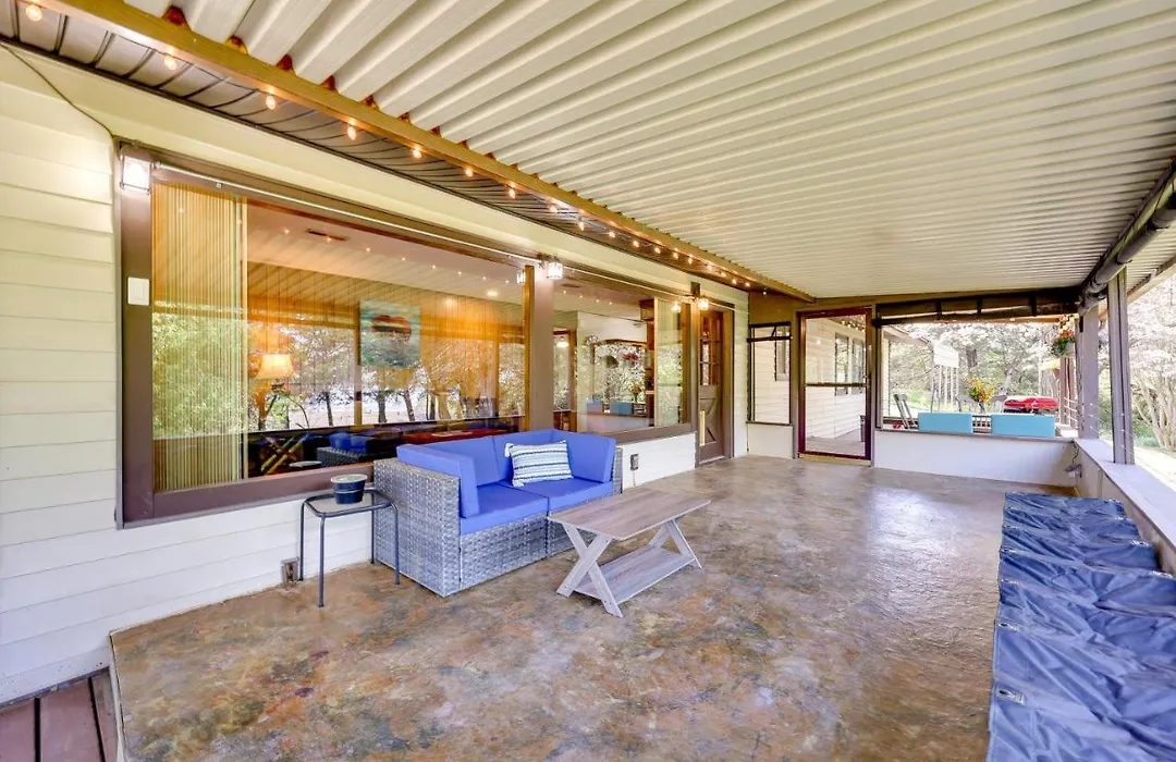 Serene Beaver Lake Getaway With Covered Porch!-1