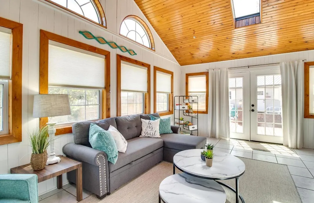 Charming Mountain Home Retreat: Walk To Marina!-1