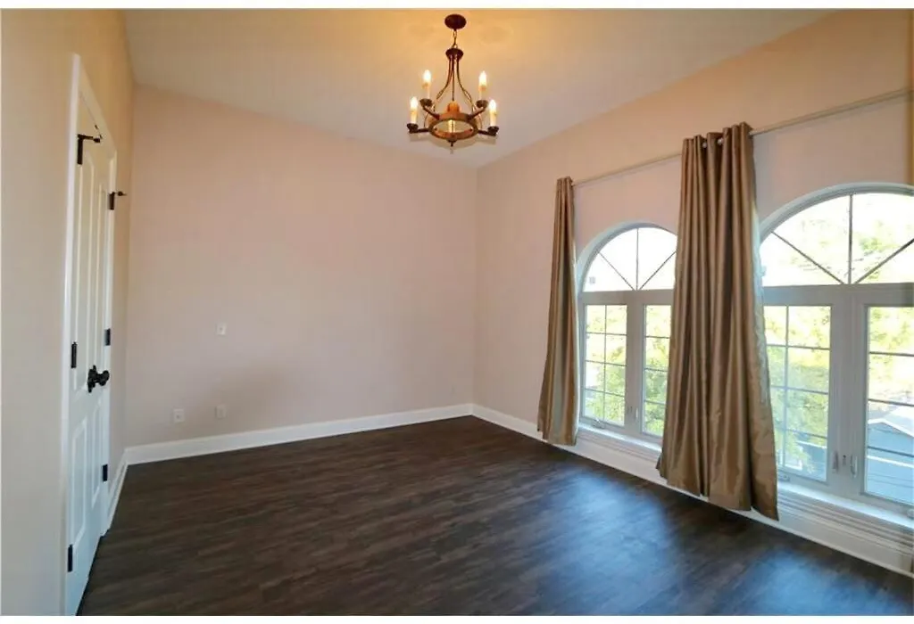 Premium Comfort Steps From The Bentonville Square!-1