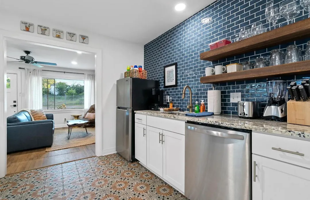 Mid-City Bungalow - Pet Friendly-1