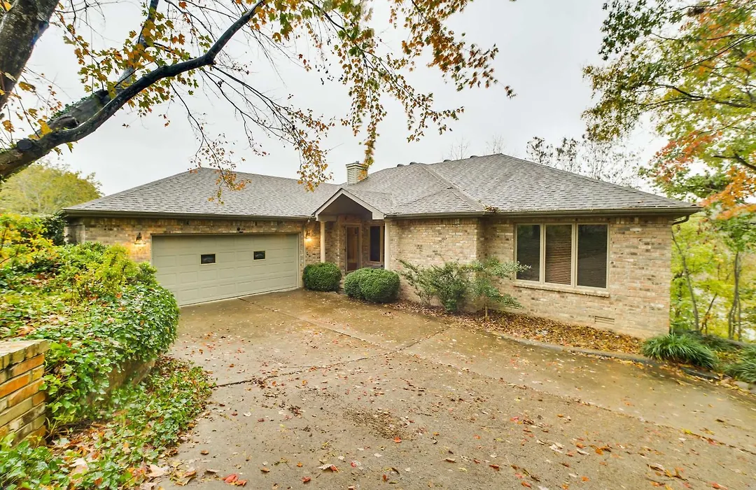 Bella Vista Lakehouse W/ Hill Tram, Deck & Views!-1