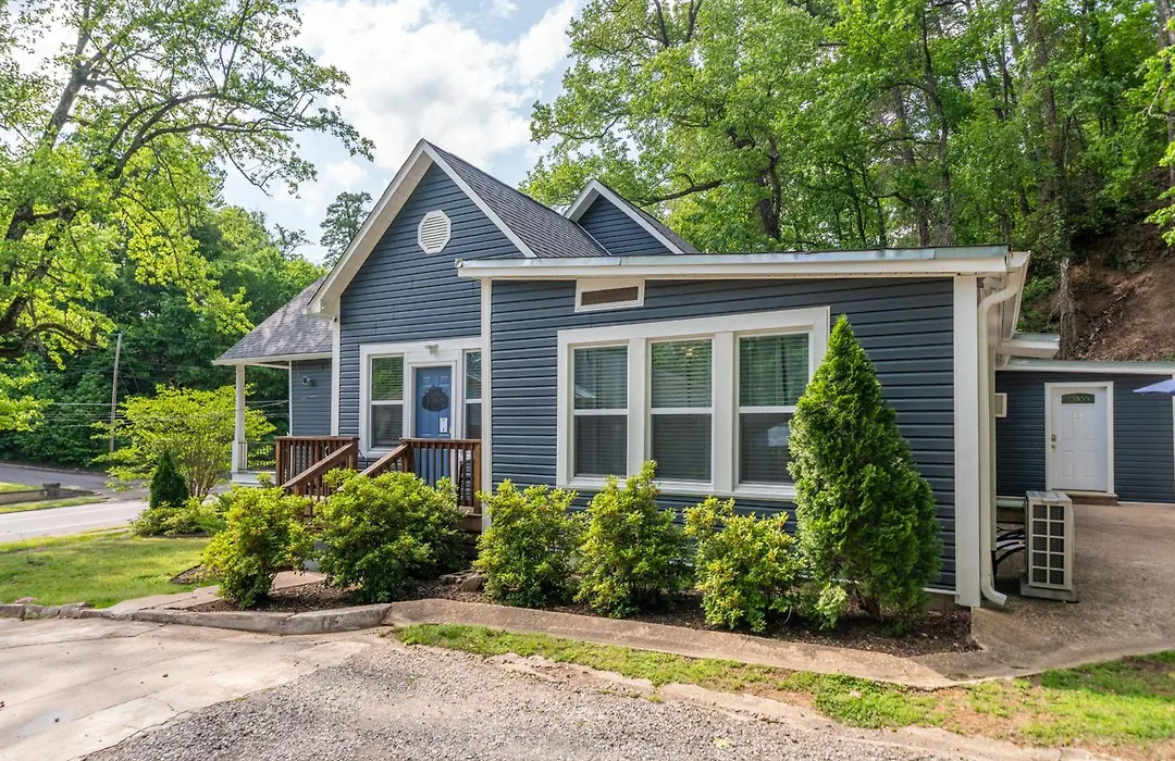 Cedar Blossom Bungalow Is A Cozy Getaway With A 5 Minute Walk To Downtown!-1