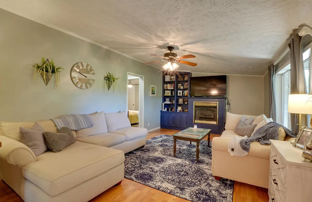 Noteworthy Cabin: Grill, Walk To Beaver Lake!-1