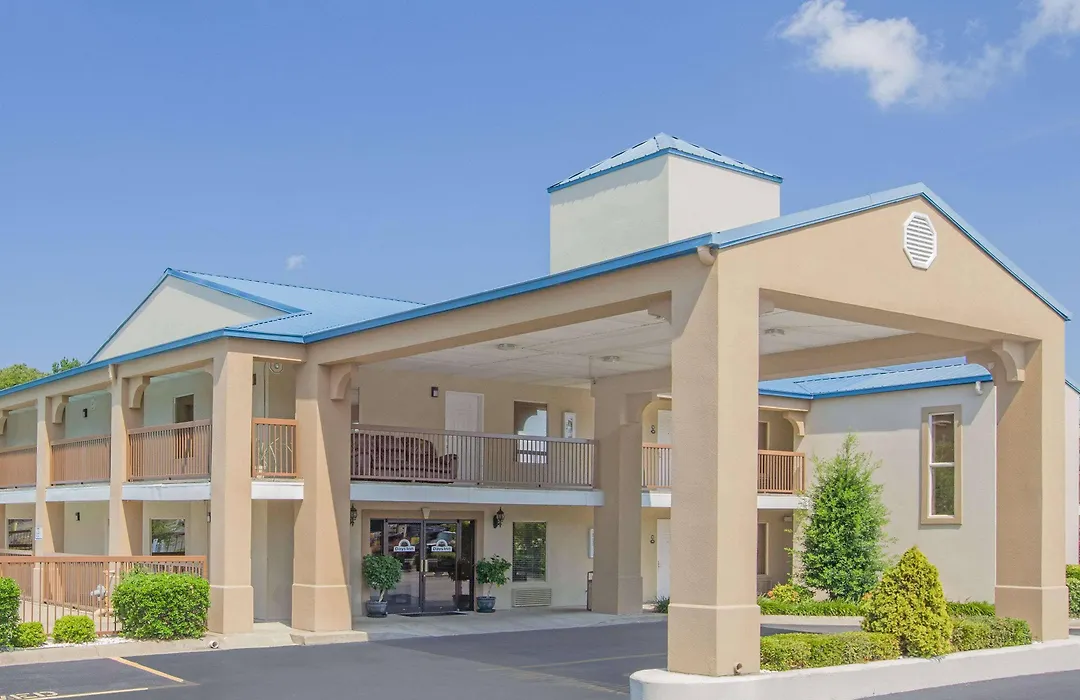 Days Inn & Suites By Wyndham Pine Bluff-1