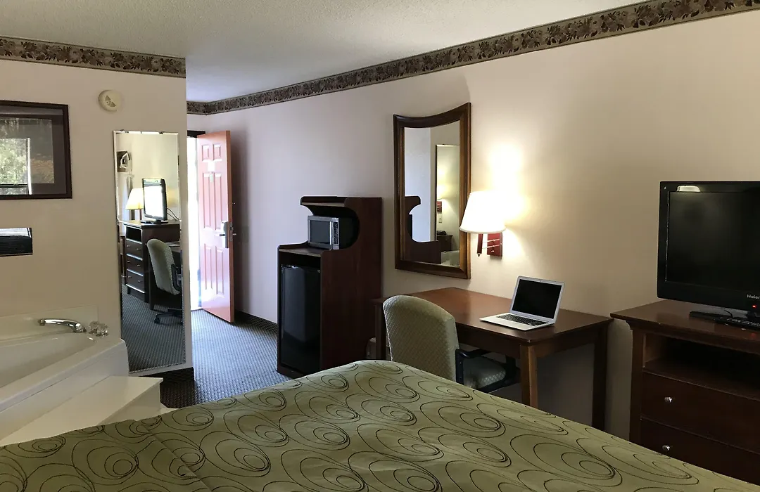 Clairmont Inn & Suites - Warren-1