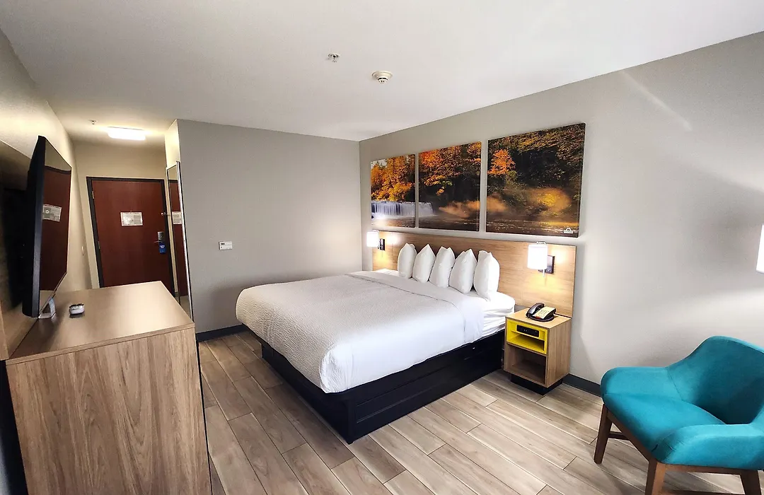 Days Inn & Suites By Wyndham Russellville-1