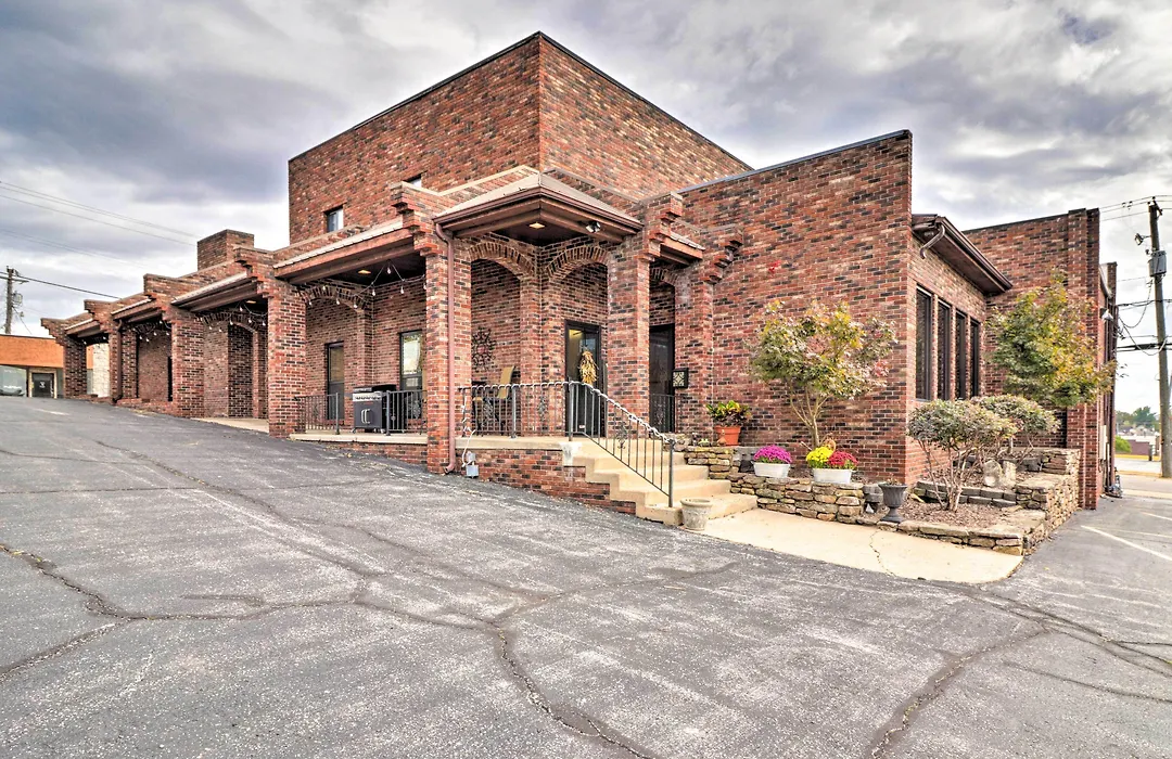 Roomy Multi-Family Retreat In Dtwn Mountain Home!-1